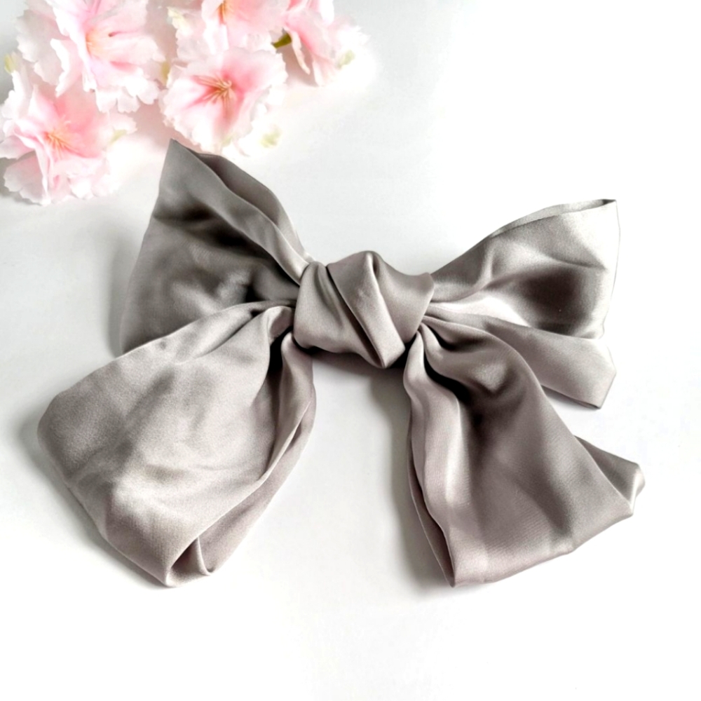 Satin bow, Silver